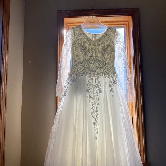 Monica Loretti art. #8157 Collection ModestIvory Ivory wedding dress - Picture 9 of 14